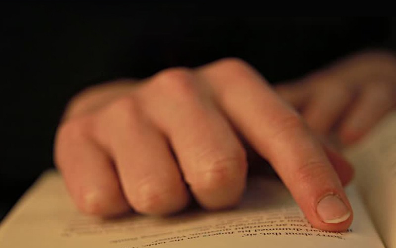 استفاده از انگشت اشاره برای مطالعه